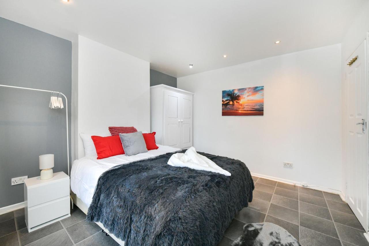 Вилла Impeccable 4-Bed House In Brixton Лондон Экстерьер фото